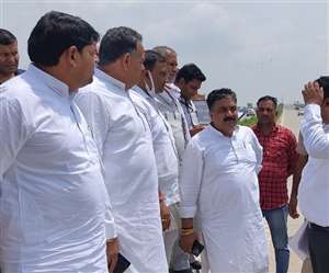 जींद में सड़काें की जांच करने पहुंचे विधायक।