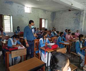 खुलने के दूसरे ही दिन स्कूल पहुंचे सीईओ, कहीं कोरोना गाइडलाइन का उल्लंघन तो कहीं शिक्षक नदारद।