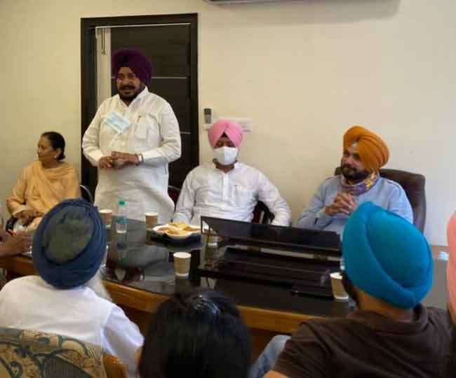 दलितों के मुद्दे पर बैठक करते पंजाब कांग्रेस प्रधान नवजोत सिंह सिद्धू। फोटो पंजाब कांग्रेस के ट्विटर अकाउंट से
