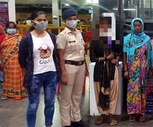 Jharkhand News, Ranchi RPF, Hindi Samachar आरपीएफ घर से भागी लड़कियों को सही रास्ता दिखा रही है।