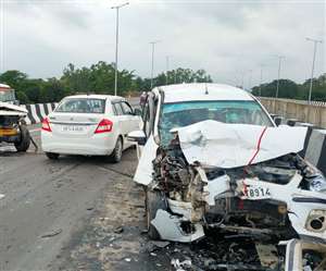 डोईवाला में लच्छीवाला फ्लाई ओवर पर दो वाहन टकराए, नौ लोग हुए घायल।
