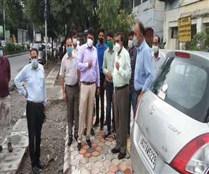 पहली बार स्मार्ट सिटी कार्यों का निरीक्षण करने पहुंचे DM राजेश कुमार।