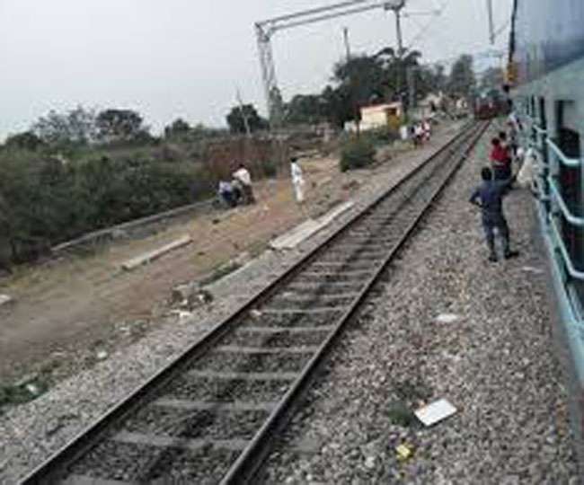 डमटाल रेलवे ट्रैक के पास ट्रेन की चपेट में आने से व्यक्ति की मौत हो गई।