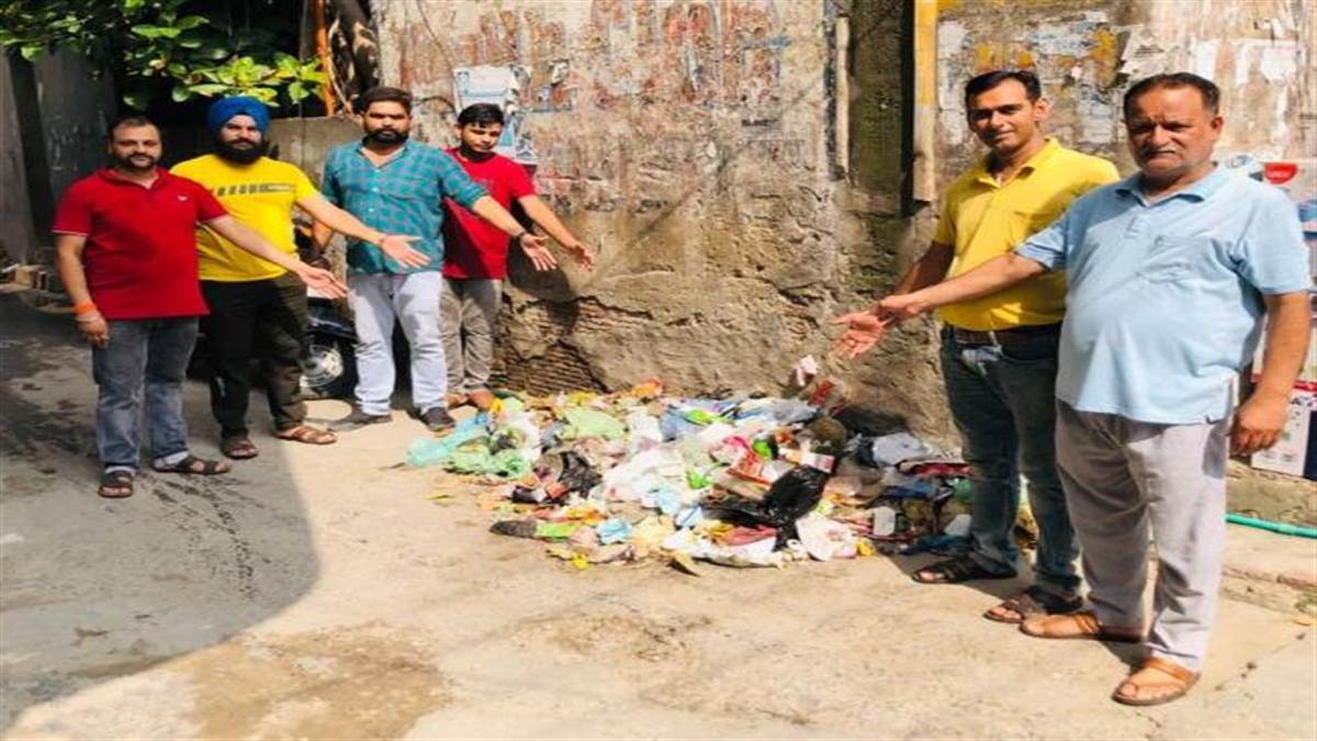 मंदिर के पास कूड़ा फेंक रहे लोग, दुकानदार परेशान People throwing garbage near the temple