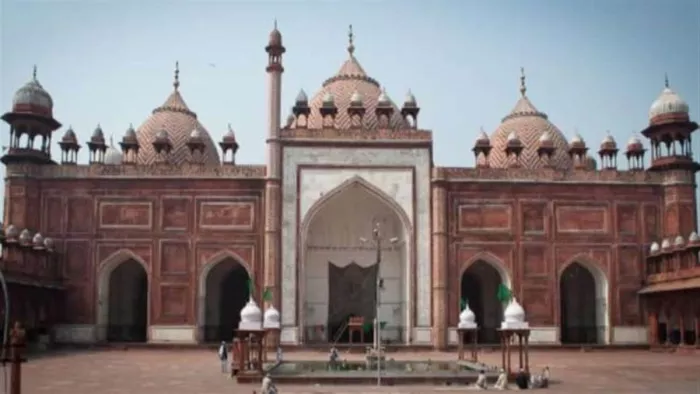 Jama Masjid: आगरा में जामा मस्जिद का निर्माण शाहजहां की बेटी ने कराया था।