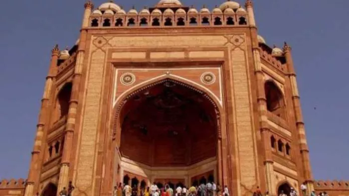 Buland Darwaza: फतेहपुर सीकरी का बुलंद दरवाजा आज भी अपनी धाक दिखाता है।