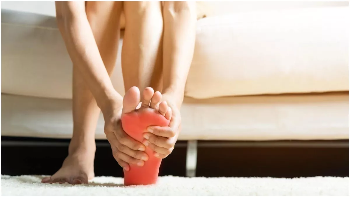 Burning Feet: पैरों में जलन के पीछे की वजह हो सकती हैं ये 8 गंभीर बीमारियां