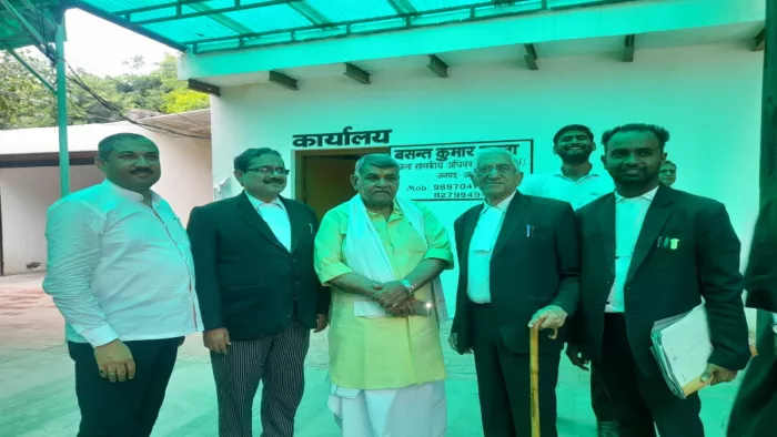 Agra Crime: पनवारी कांड में गुरुवार दोपहर फैसला आने के बाद कोर्ट परिसर में मौजूद भाजपा विधायक चौ. बाबूलाल।