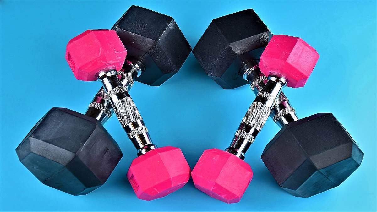 Dumbbells से घर पर कीजिये वर्कआउट, फिटनेस को होगा फायदा