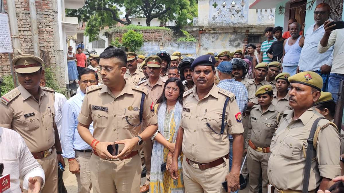 गाजीपुर के जिलाधिकारी के आदेश पर पुलिस अधीक्षक रोहन पी बोत्रे व उपजिलाधिकारी हर्षिता तिवारी ने कार्रवाई की।