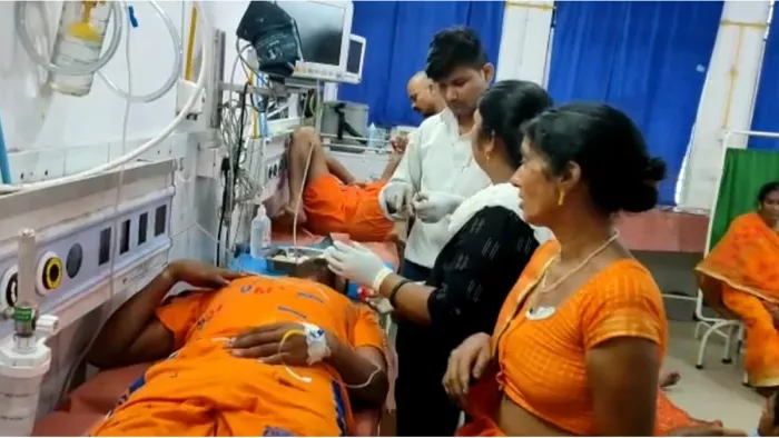 बिहार में भीषण सड़क हादसा : जमुई में जख्मी कांवरिया को हो रहा इलाज।