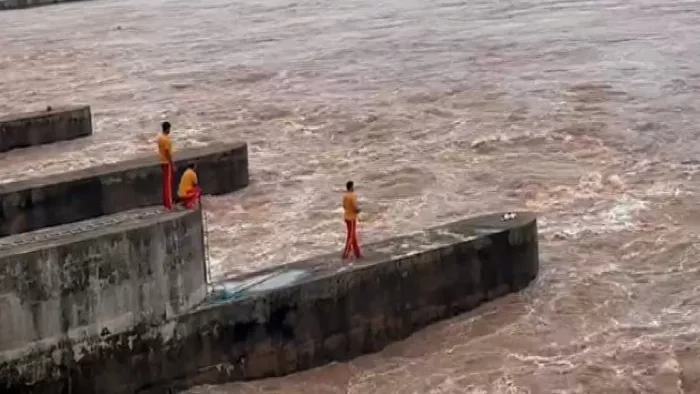 ओडिशा में उफान पर महानदी, लगातार बढ़ता जा रहा जलस्तर।