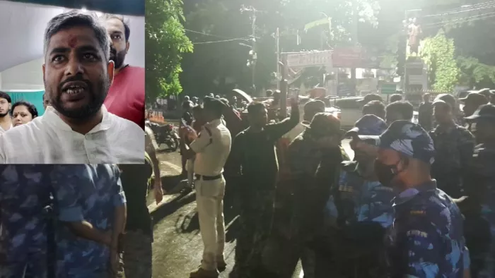 भाजपा नेता को अपने साथ ले जाने आए भागलपुर पुलिस के जवान। (जागरण फोटो)