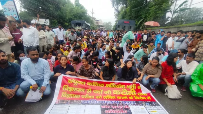 धरना पर बैठे तकनीकी शिक्षा प्राप्त युवा