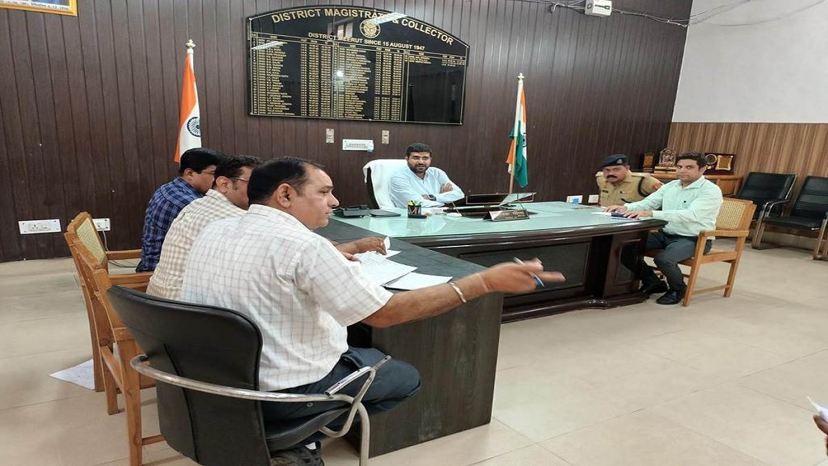 meerut news dress code for government employees will not be able to wear jeans and t shirts while on duty