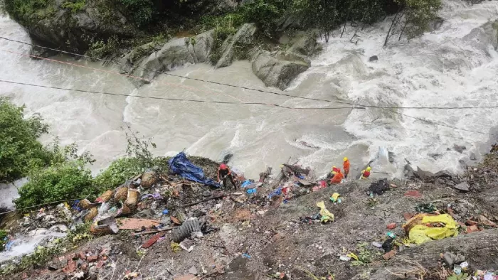 Gaurikund Landslide: लापता लोगों को मंदाकिनी नदी में तलाशती रेस्क्यू टीम