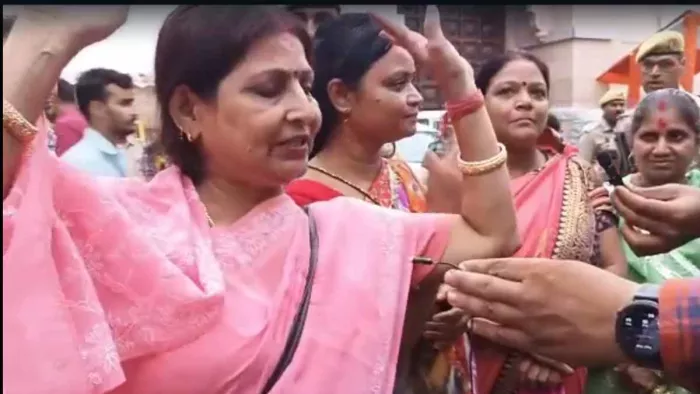 ज्ञानवापी पर फैसले के बाद काशी में जश्न का माहौल।