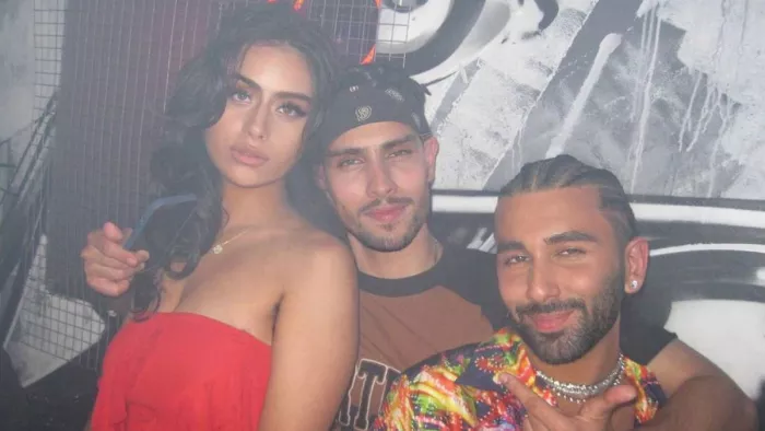 Nysa Devgan party with rumored boyfriend Vedant Mahajan and Orry in Greece. Photo-Instagram