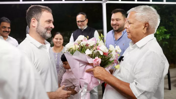 नई दिल्ली में कांग्रेस नेता राहुल गांधी ने राजद सुप्रीमो लालू प्रसाद यादव से मुलाकात की। फोटो पीटीआई
