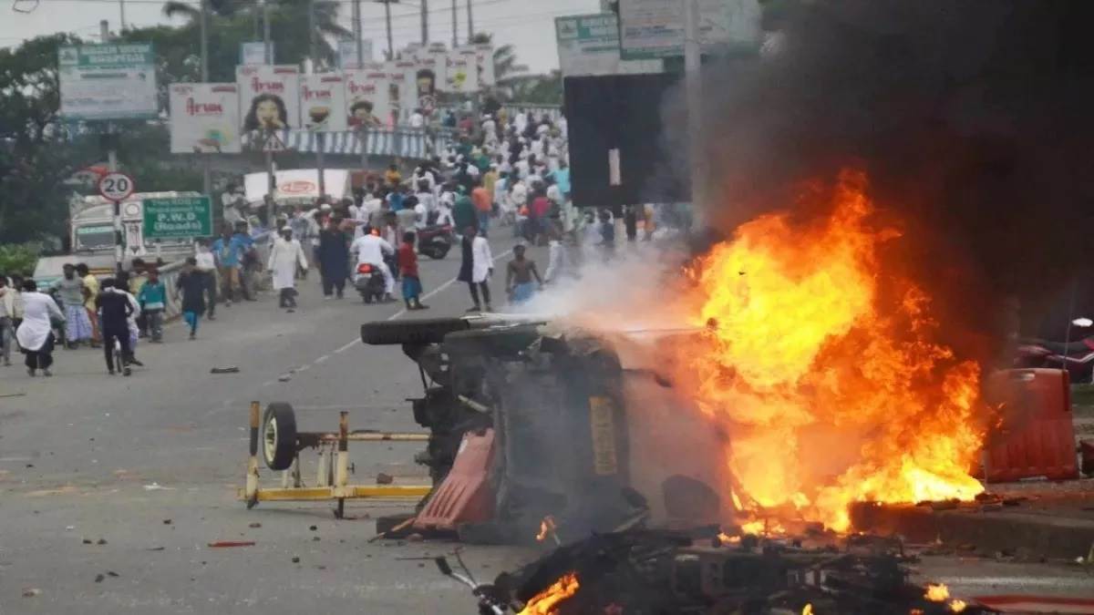 violence in kolkata after road accident people sets police vehicle on fire