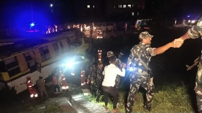 आगरा-लखनऊ एक्सप्रेसवे पर हुए हादसा के बाद बचाव कार्य करते जवान