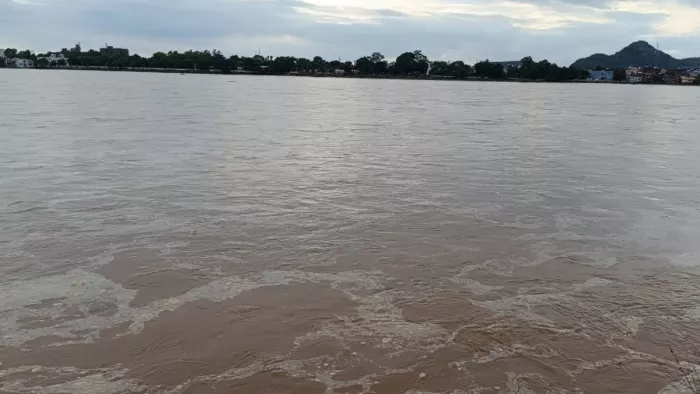 गया में उफनाई फल्गु नदी। फोटो- जागरण
