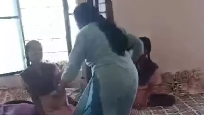 कस्तूरबा गांधी आवासीय बालिका विद्यालय खजनी में छात्राओं की पिटाई करती वार्डेन। सौ इंटरनेट मीडिया