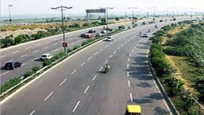 आगरा-ग्वालियर एक्सप्रेस−वे की सांकेतिक तस्वीर का इस्तेमाल किया गया है।