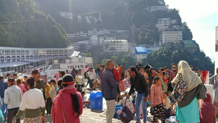 बदलते मौसम के बीच श्रद्धालु कर रहे Maa Vaishno Devi के दर्शन (फाइल फोटो)।