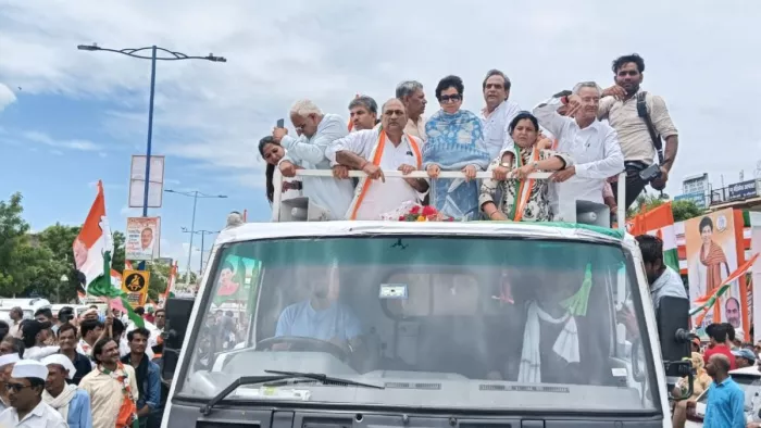 पदयात्रा की बजाय रोड शो कर रहीं कांग्रेस कमेटी की महासचिव और सांसद कुमारी शैलजा। फोटो- जागरण