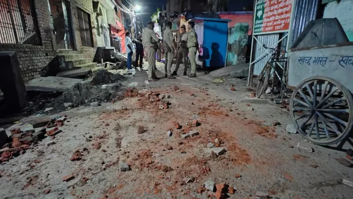 Aligarh News: पथराव के बाद घटनास्थल पर पड़े पत्थर।
