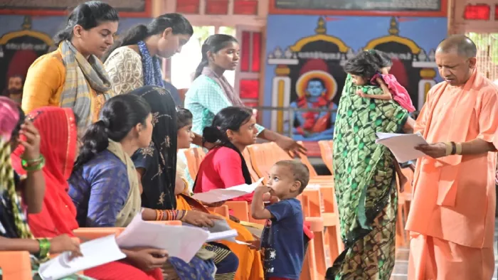 सीएम योगी ने जनता दर्शन में सुनीं समस्याएं।