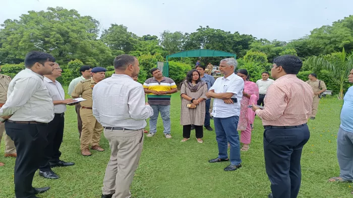 मुख्यमंत्री योगी आदित्यानाथ के अटलपुरम की लांचिंग प्रस्तावित कार्यक्रम के लिए जायजा लेते अधिकारी।