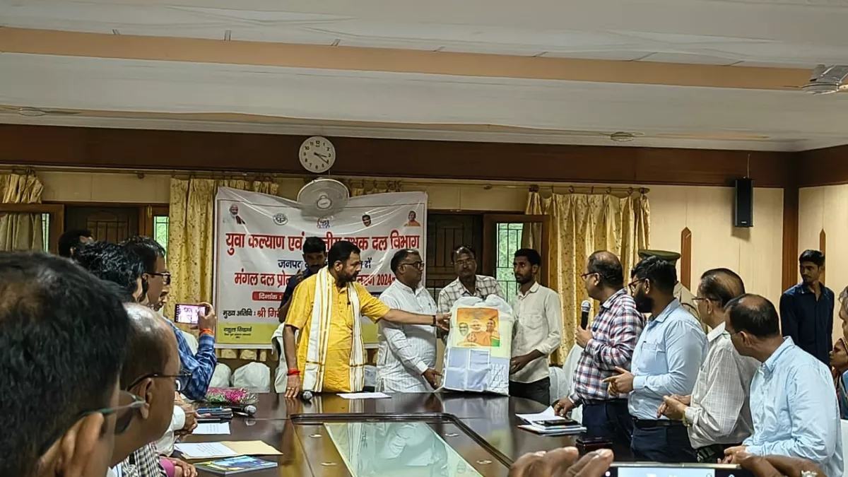 Banda News: मंत्री ने युवक मंगल दल को सौंपी किट, किया बाढ़ प्रभावित इलाकों का दौरा