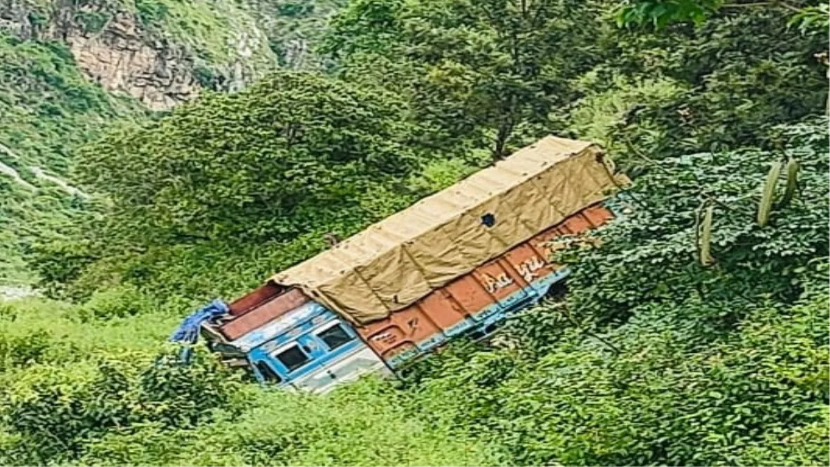 Nainital News: हाईवे पर पिकअप वाहन व रतौडा में ट्रक दुर्घटनाग्रस्त, वाहन के अंदर चालक के फंसने से मचा हड़कंप