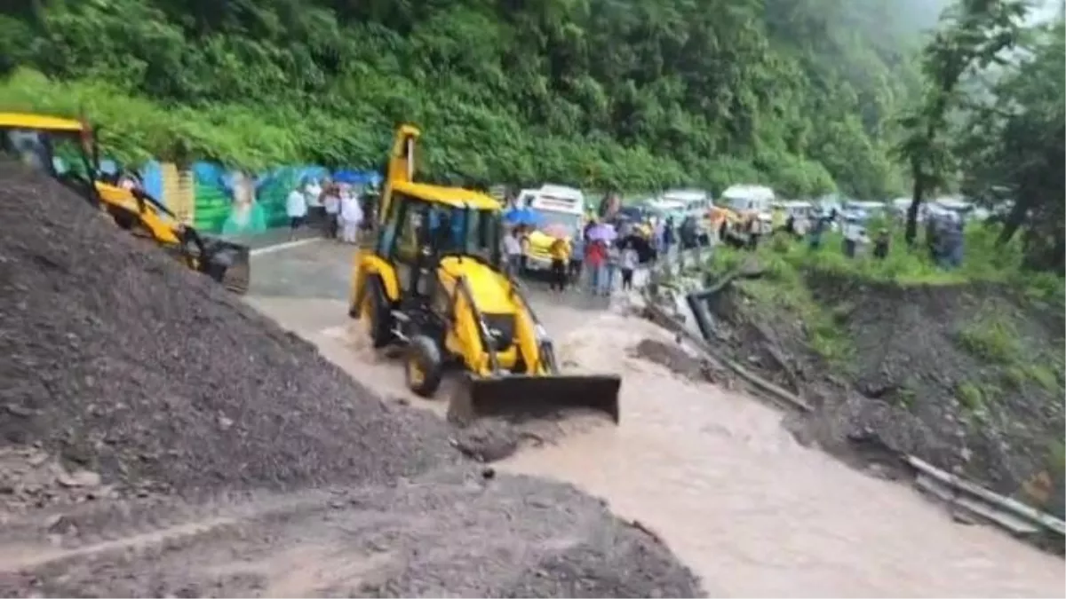 भारी मलबा आने से करीब चार घंटे बाधित रहा ऋषिकेश-गंगोत्री राजमार्ग, हाइवे के दोनों तरफ लगी गाड़ियों की लंबी लाइन
