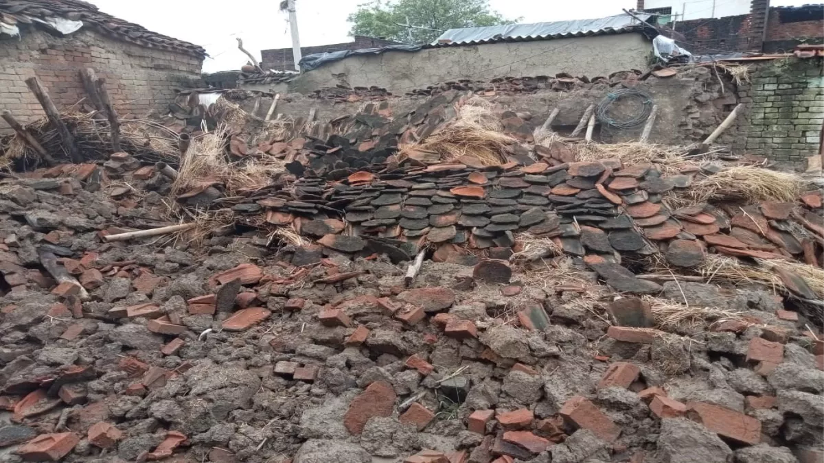 Jalaun News: बारिश व बाढ़ के पानी से गिरे 20 से अधिक मकान, गृहस्थी का सामान हुआ खराब