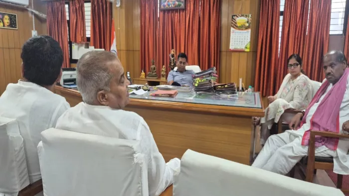 आजमगढ़ में मंडलायुक्त से मुलाकात करता सपा विधायकों का प्रतिनिधिमंडल।