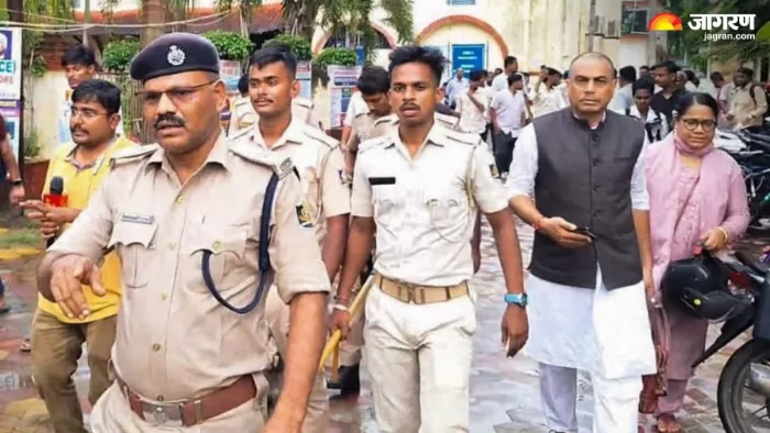 छात्रा की आत्महत्या के मामले में क्राइम ब्रांच ने कार्रवाई करते हुए दो छात्रों को गिरफ़्तार किया है। सांकेतिक तस्वीर