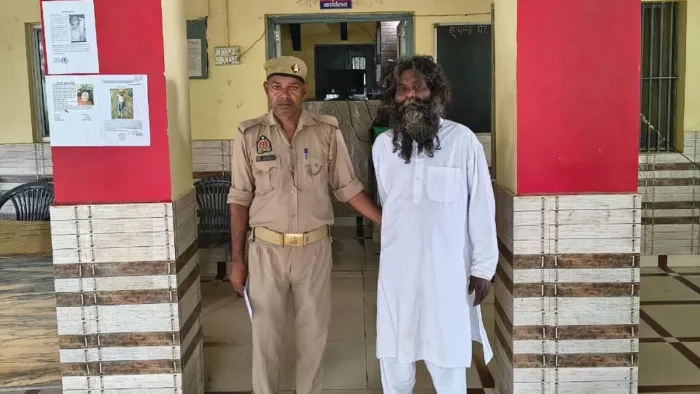 थानाभवन पुलिस की गिरफ्त में आरोपित। जागरण दो सालों से गांव में महात्मा बनकर रह रहा था बंगाली मुस्लिम