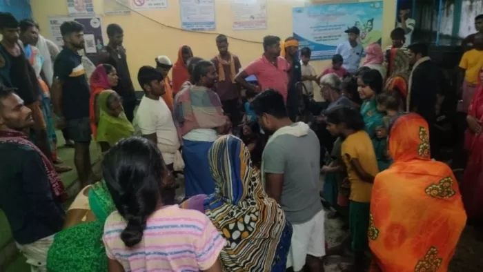 सामुदायिक स्वास्थ्य केंद्र में शव के पास विलाप करते स्वजन। (जागरण)