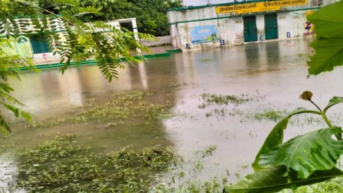 प्रयागराज का ऐसा भी स्कूल... जहां अक्सर भरा रहता है पानी, कई दिन छात्र-छात्राएं नहीं पहुंच पाते विद्यालय