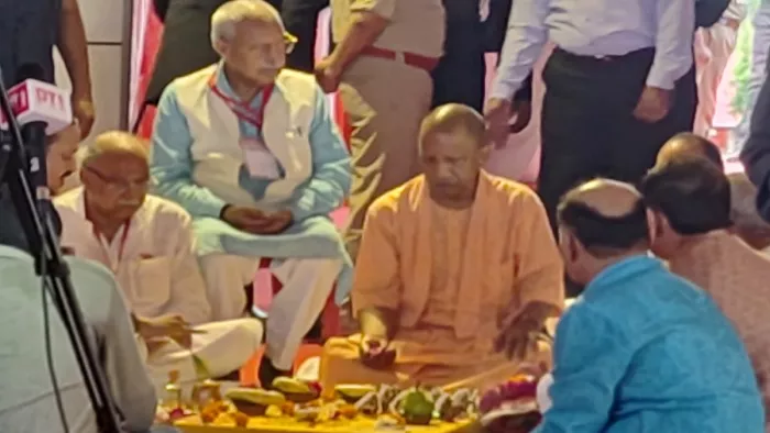 मेरठ में न्यू टाउनशिप का भूमि पूजन करते मुख्यमन्त्री।