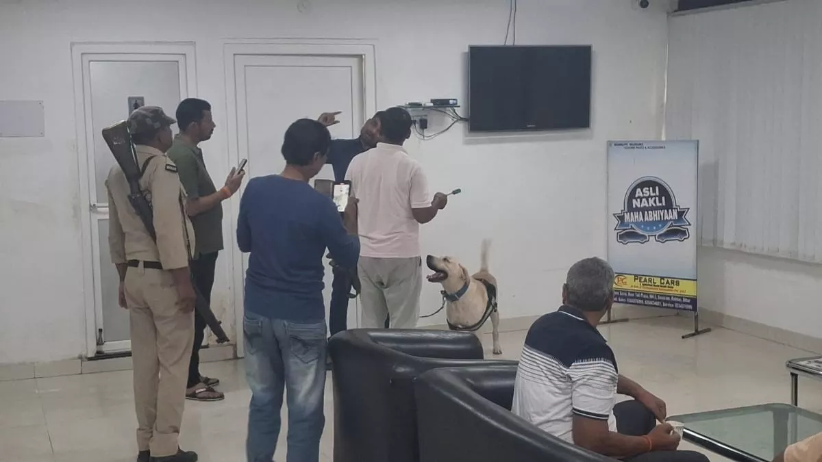 रोहतास में मारुति शोरूम में हुई भीषण चोरी, पुलिस ने जुटाए साक्ष्य, सीसीटीवी फुटेज भी खंगाले