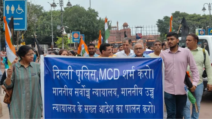 फव्वारा चौक से लाल जैन मंदिर तक व्यापारियों ने किया प्रदर्शन। जागरण