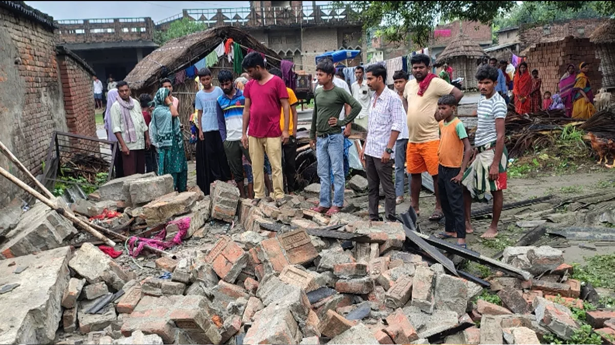 सिवान में दीवार गिरने से मची चीख-पुकार, बेटी और पिता की मौत