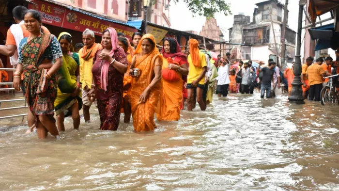 वाराणसी में गंगा का जलस्तर अब गलियों में फैलने लगा है।