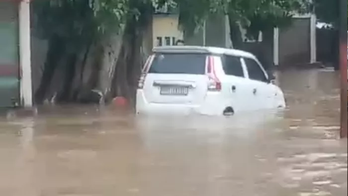मीरजापुर के चुनार में गंगा में बाढ़ से सड़कों पर आफत आ गई है।