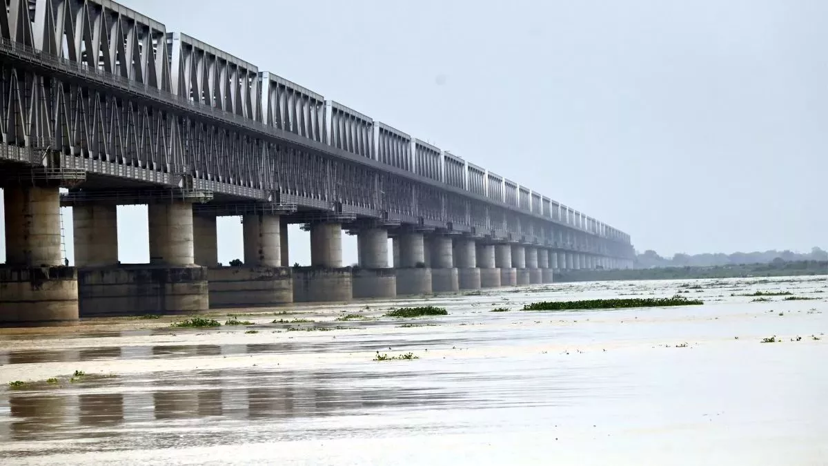 Bihar News: बाढ़ का खतरा! पटना के सभी घाटों में लगातार बढ़ रहा जलस्तर, प्रशासन ने कसी कमर