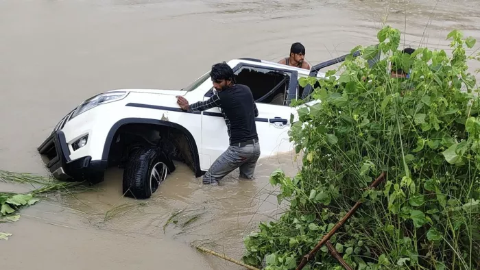 इटियाथोक के रेहरा गांव के पास सरयू नहर में गिरी बोलेरो निकालते पुलिसकर्मी व स्थानीय लोग।- जागरण